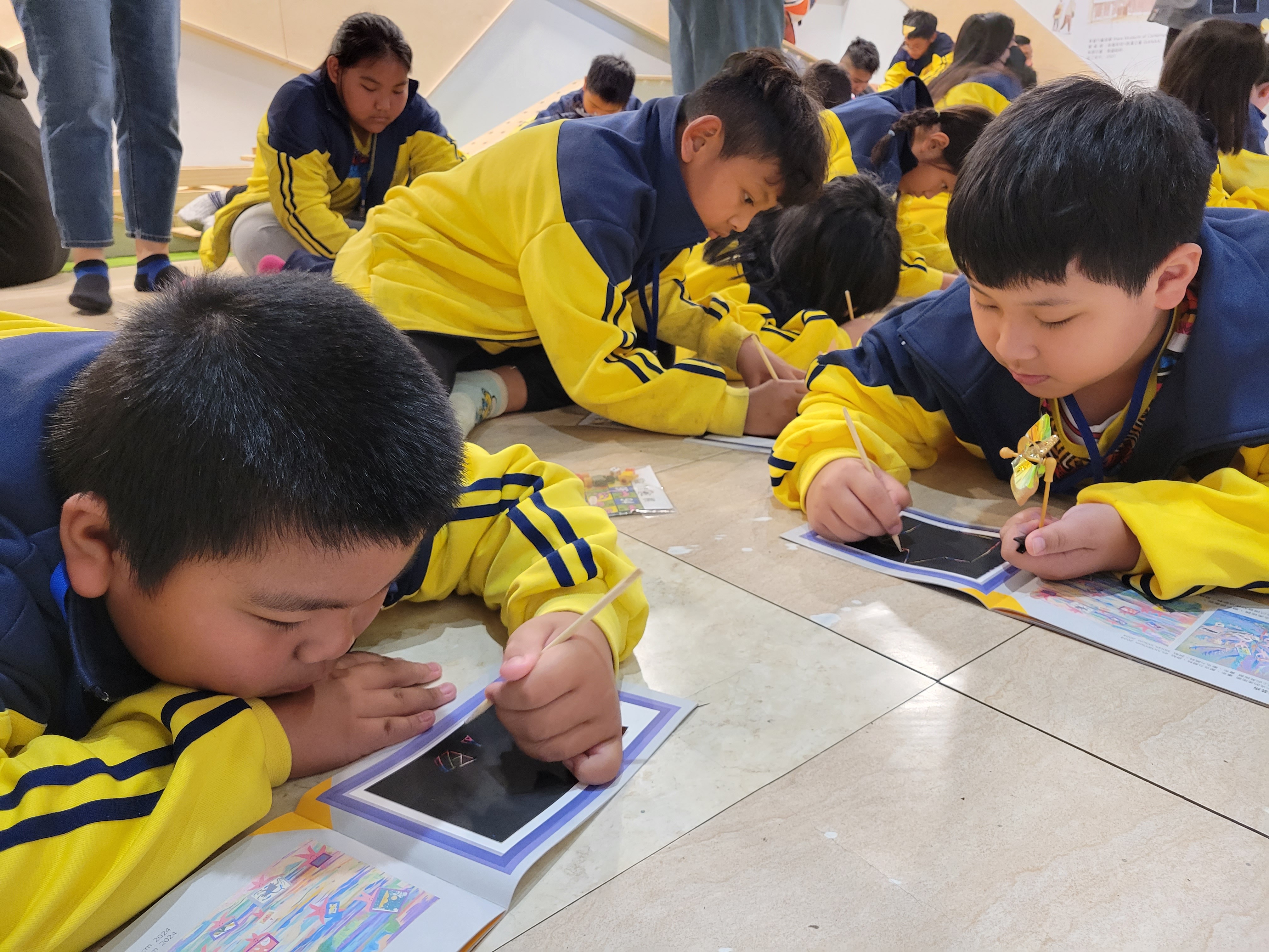 08_參觀新竹241藝術空間，脫下鞋子入展間與作品互動